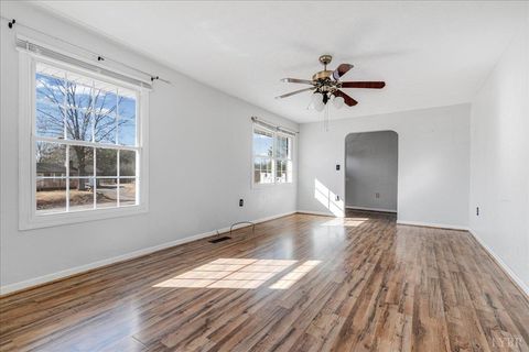 Tiny photo for 813 Doss Road, Concord, VA 24538 (MLS # 364194)