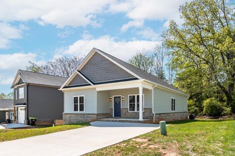 Tiny photo for 456 North Avenue, Appomattox, VA 24522 (MLS # 362710)
