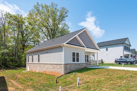 Tiny photo for 456 North Avenue, Appomattox, VA 24522 (MLS # 362710)