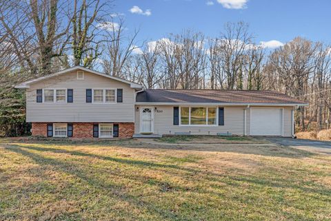 Photo of 530 Powtan Drive, Lynchburg, VA 24502 (MLS # 363882)