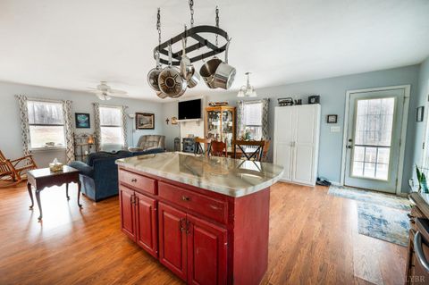 Tiny photo for 3105 Horseshoe Road, Appomattox, VA 24522 (MLS # 364671)