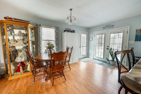 Tiny photo for 3105 Horseshoe Road, Appomattox, VA 24522 (MLS # 364671)