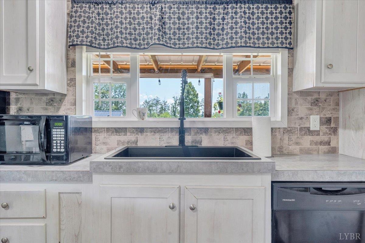 Bedford, Virginia 24523, United States, 3 Bedrooms Bedrooms, ,2 BathroomsBathrooms,Residential,Active,246026