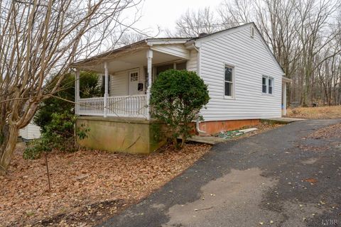 Photo of 2640 Mayflower Drive, Lynchburg, VA 24501 (MLS # 364806)