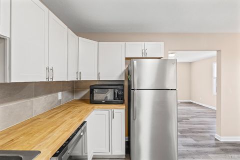 Tiny photo for 128 Walnut Street, Amherst, VA 24521 (MLS # 364031)