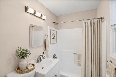 Tiny photo for 128 Walnut Street, Amherst, VA 24521 (MLS # 364031)