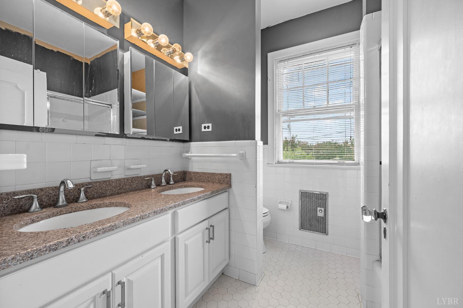 Lynchburg, Virginia 24503, United States, 4 Bedrooms Bedrooms, ,4 BathroomsBathrooms,Residential,Active,196812