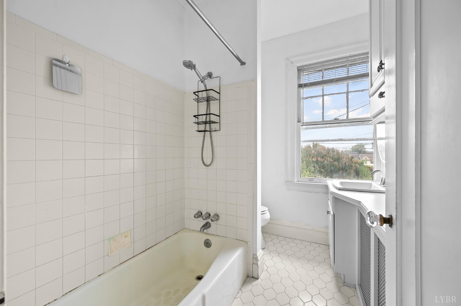 Lynchburg, Virginia 24503, United States, 4 Bedrooms Bedrooms, ,4 BathroomsBathrooms,Residential,Active,196812