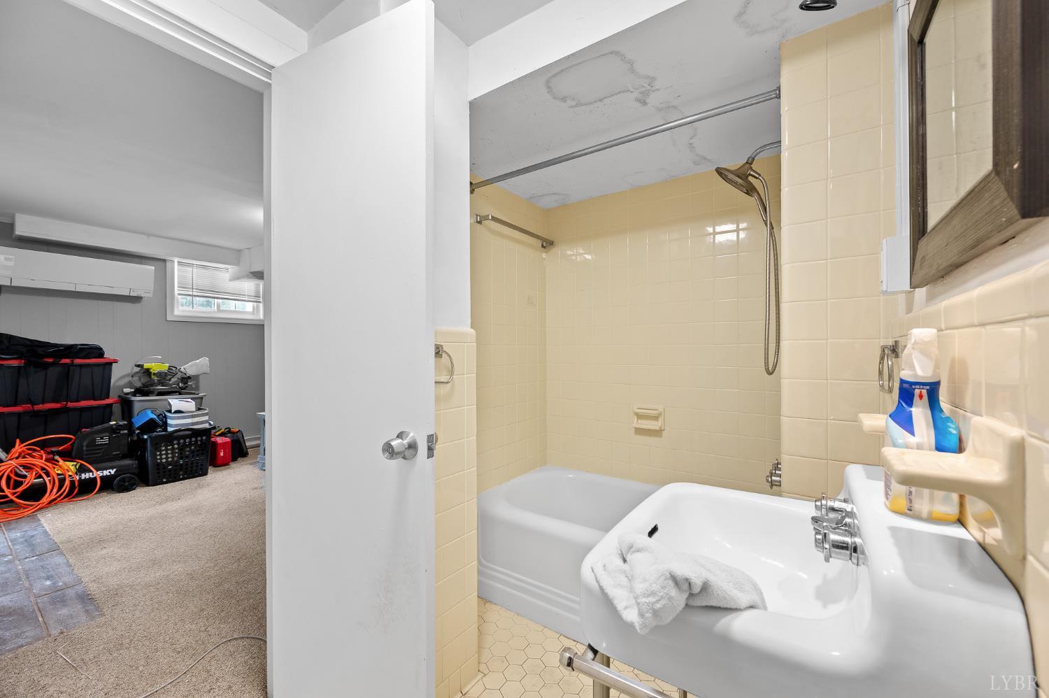 Lynchburg, Virginia 24503, United States, 4 Bedrooms Bedrooms, ,4 BathroomsBathrooms,Residential,Active,196812