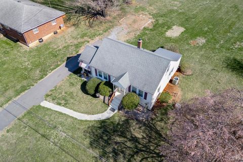 Tiny photo for 154 Lake Court Ave Ave, Lynchburg, VA 24502 (MLS # 365109)