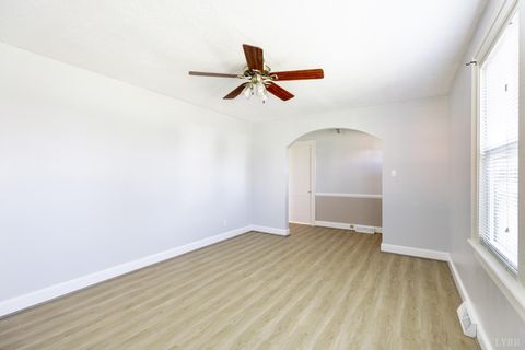 Tiny photo for 154 Lake Court Ave Ave, Lynchburg, VA 24502 (MLS # 365109)