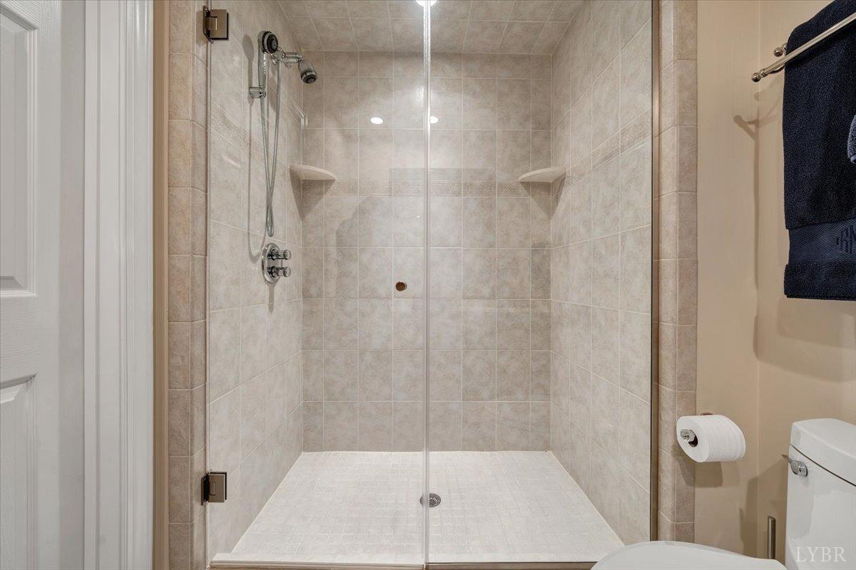 Lynchburg, Virginia 24503, United States, 5 Bedrooms Bedrooms, ,6 BathroomsBathrooms,Residential,Pending,89785