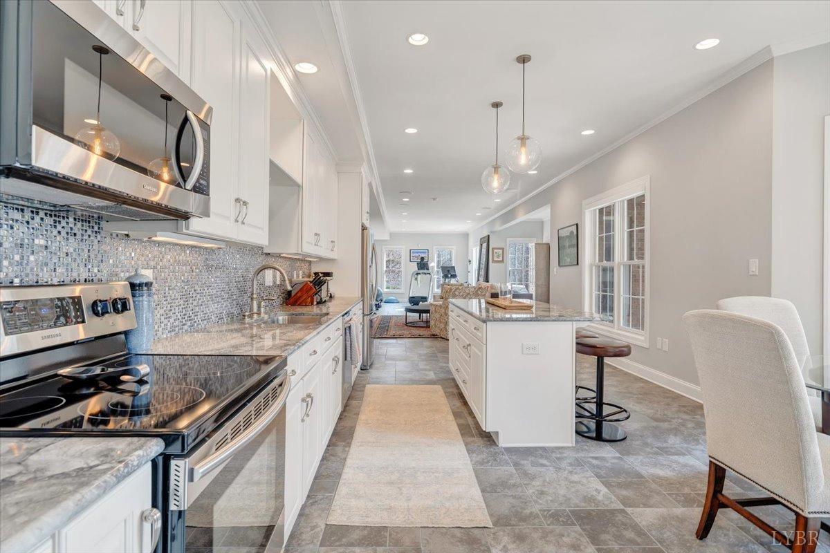 Lynchburg, Virginia 24503, United States, 5 Bedrooms Bedrooms, ,6 BathroomsBathrooms,Residential,Pending,89785