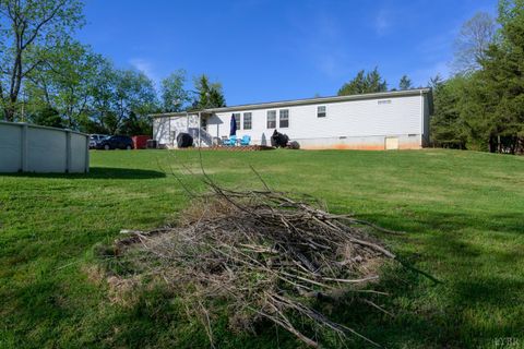 Tiny photo for 1122 Walnut Springs Drive, Bedford, VA 24523 (MLS # 365307)