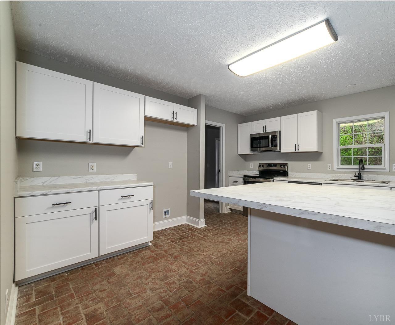 108 Trapper Lane, Vinton, Virginia image 16