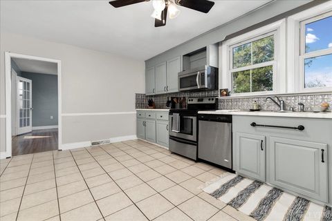 Tiny photo for 525 Monticello Avenue, Lynchburg, VA 24501 (MLS # 364157)