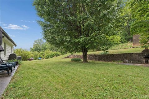 Tiny photo for 720 Vine Street, Bedford, VA 24523 (MLS # 366425)
