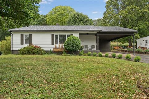 Photo of 720 Vine Street, Bedford, VA 24523 (MLS # 366425)