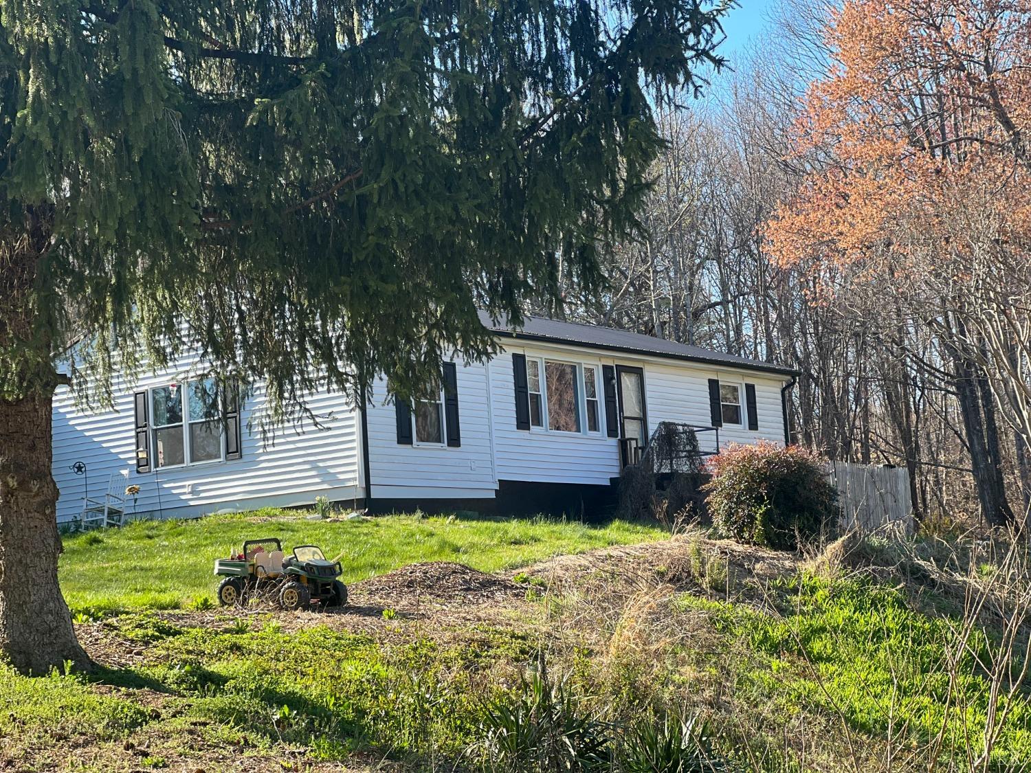 128 Bailess Drive, Hurt, Virginia image 1