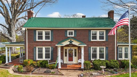 Photo of 412 N Main Street, Gretna, VA 24557 (MLS # 365384)