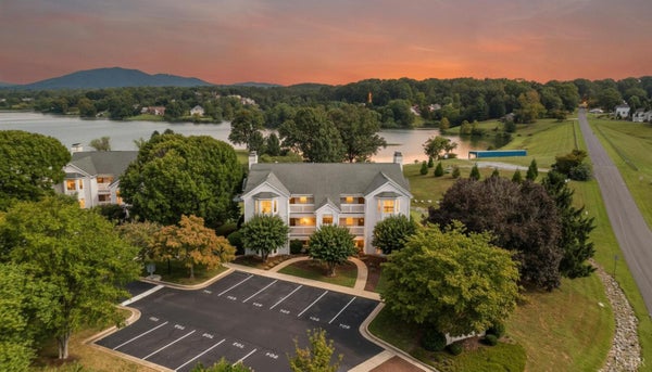 702 IVY LAKE DR, FOREST, VA 24551 - Image b92d9dbb4d5bb5d62b7f37d04b09cae8/2725478144