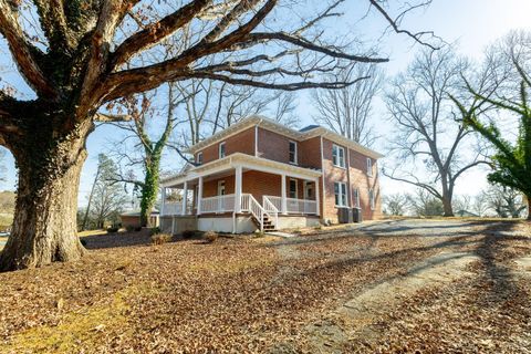Tiny photo for 211 Cook Avenue, Brookneal, VA 24528 (MLS # 363095)