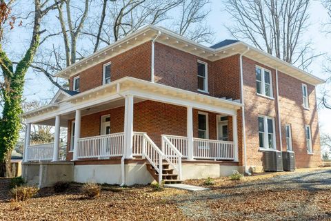 Tiny photo for 211 Cook Avenue, Brookneal, VA 24528 (MLS # 363095)