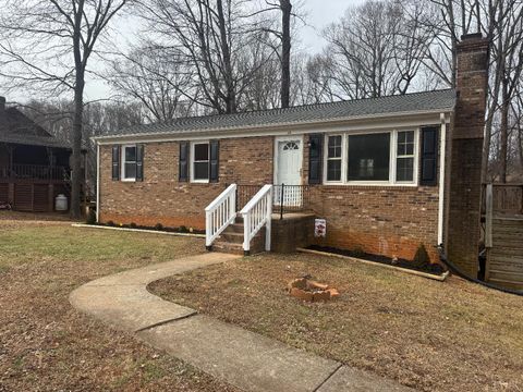 Photo of 328 Cheyenne Drive, Lynchburg, VA 24502 (MLS # 363577)