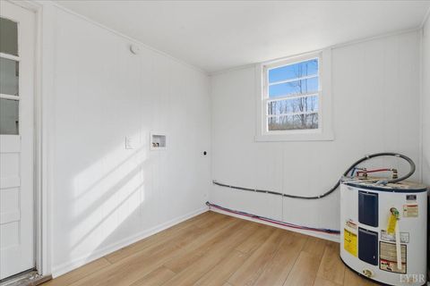 Tiny photo for 292 Evergreen Avenue, Appomattox, VA 24522 (MLS # 363412)