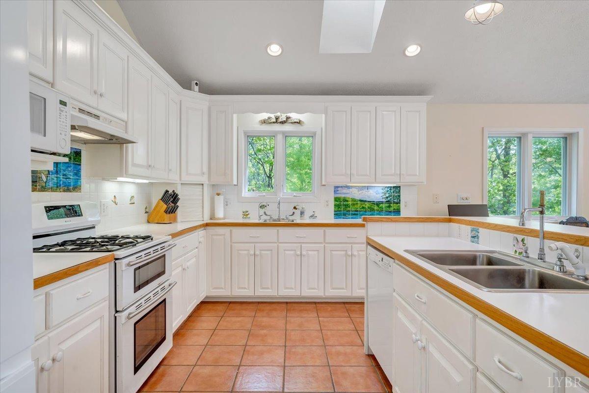 806 Cedar Key Lane, Huddleston, Virginia image 14