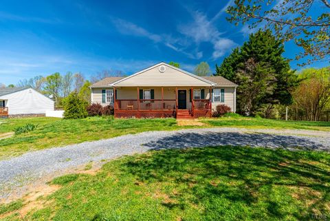 Tiny photo for 2305 Smith Mountain Lake Parkway, Huddleston, VA 24104 (MLS # 365870)