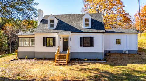 Photo of 1612 S Amherst Highway, Amherst, VA 24521 (MLS # 362938)