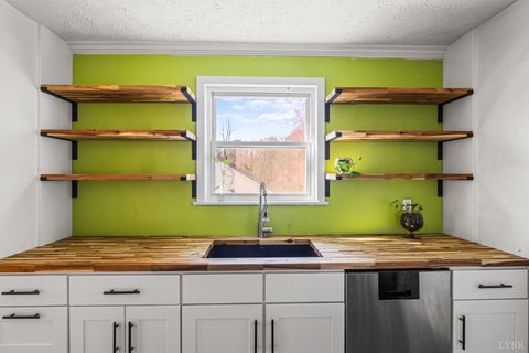 Tiny photo for 612 Sussex St St, Lynchburg, VA 24501 (MLS # 364955)