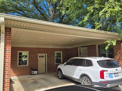 Tiny photo for 701 Fourth Avenue, Farmville, VA 23901 (MLS # 361736)