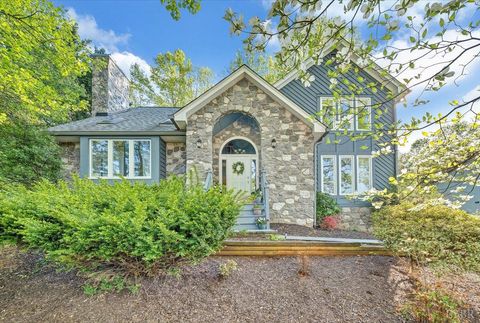 Photo of 662 Stayman Road, Roanoke, VA 24019 (MLS # 366010)