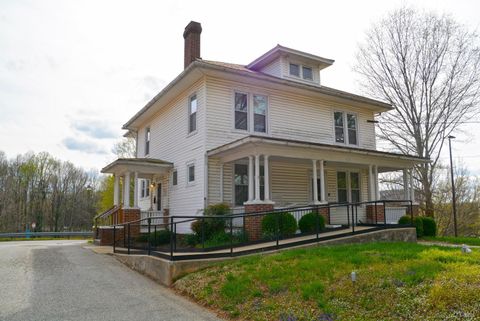 Photo of 713 Oak St St, Farmville, VA 23901 (MLS # 363486)