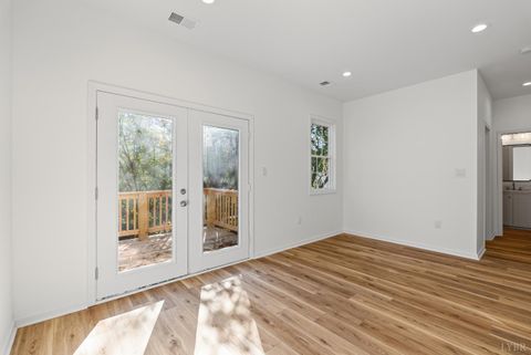 Tiny photo for 504 Amherst Street, Lynchburg, VA 24504 (MLS # 362660)