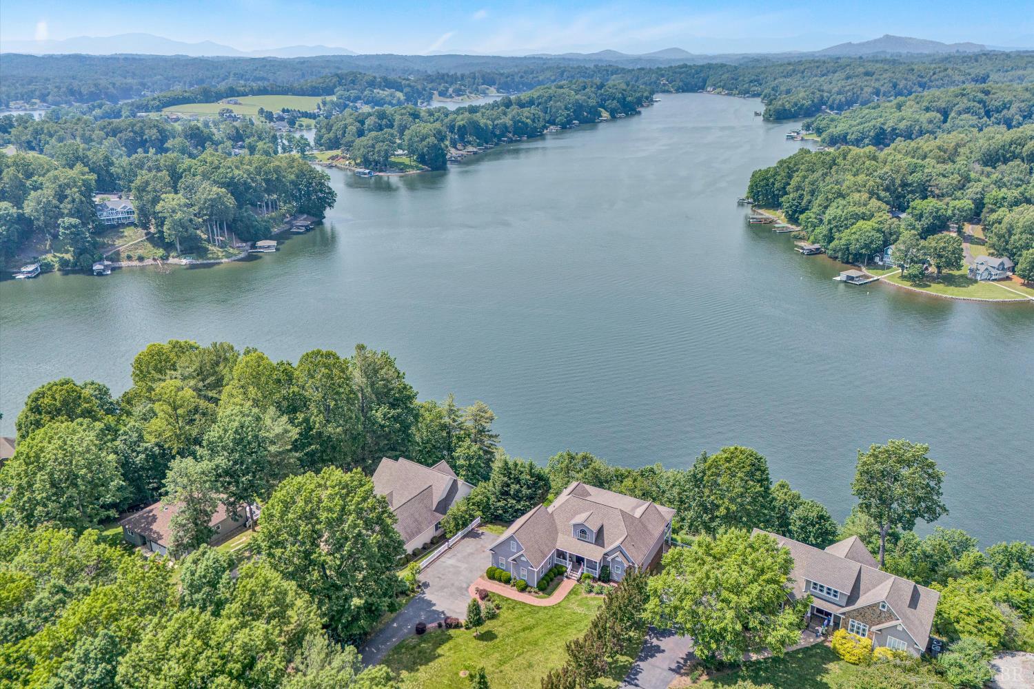 220 Village Lane, Moneta, Virginia image 2