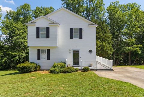Photo of 133 Willard Way, Lynchburg, VA 24502 (MLS # 366430)
