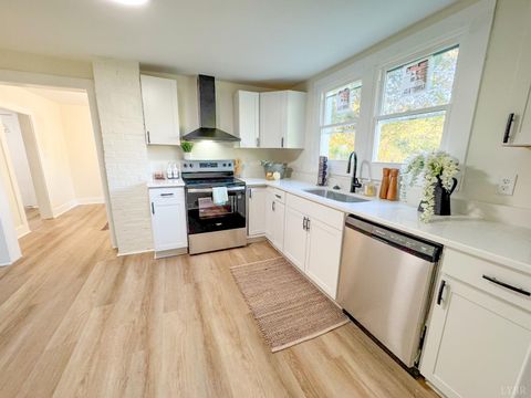 Tiny photo for 255 Glade Road, Madison Heights, VA 24572 (MLS # 362777)