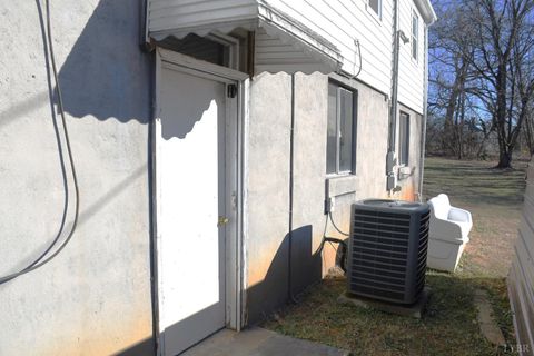 Tiny photo for 818 Oak Street, Bedford, VA 24523 (MLS # 363783)
