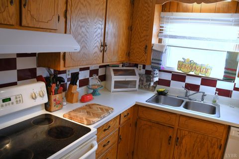 Tiny photo for 818 Oak Street, Bedford, VA 24523 (MLS # 363783)