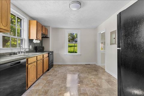 Tiny photo for 33 Garland St, Danville, VA 24541 (MLS # 363902)