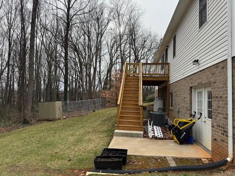 Tiny photo for 510 Oakleigh Avenue, Appomattox, VA 24522 (MLS # 364512)