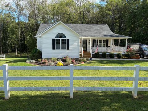 Photo of 510 Oakleigh Avenue, Appomattox, VA 24522 (MLS # 364512)