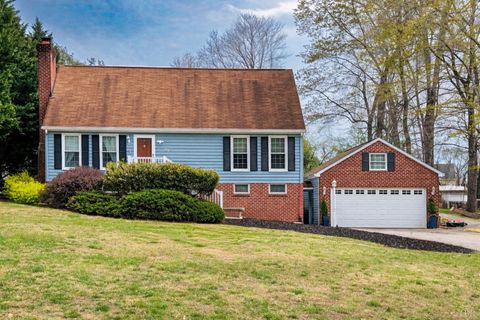 Photo of 1002 Oxford Point Road, Lynchburg, VA 24502 (MLS # 365513)