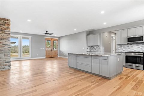 Tiny photo for 4615 Everett Road, Forest, VA 24551 (MLS # 363471)