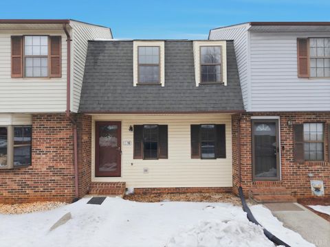 Photo of 12 Nags Head Ct, Lynchburg, VA 24502 (MLS # 364372)