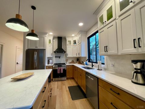 Tiny photo for 807 Grove Street, Bedford, VA 24523 (MLS # 363917)