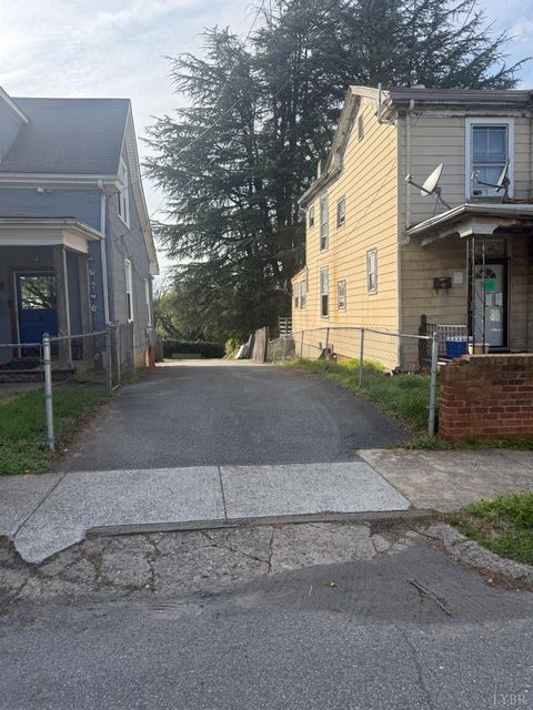 Tiny photo for 711 Franklin Street, Lynchburg, VA 24504 (MLS # 365476)